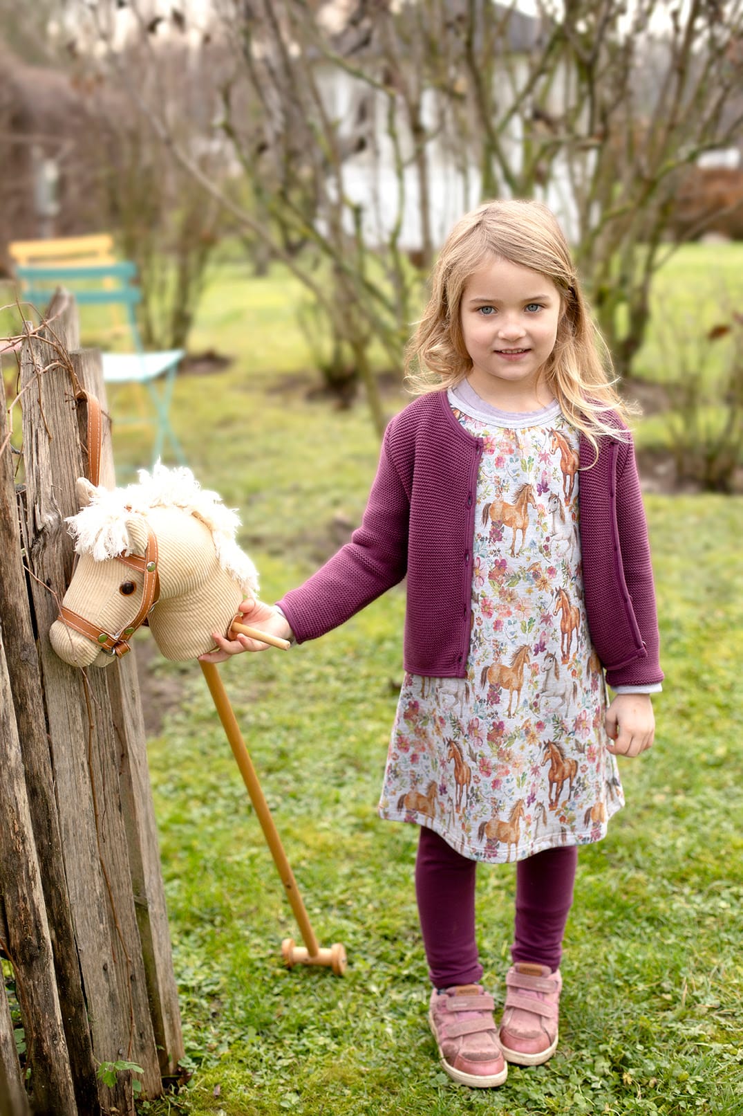 Sweatkleid mit Pferdedruck in greymelange-aubergine
