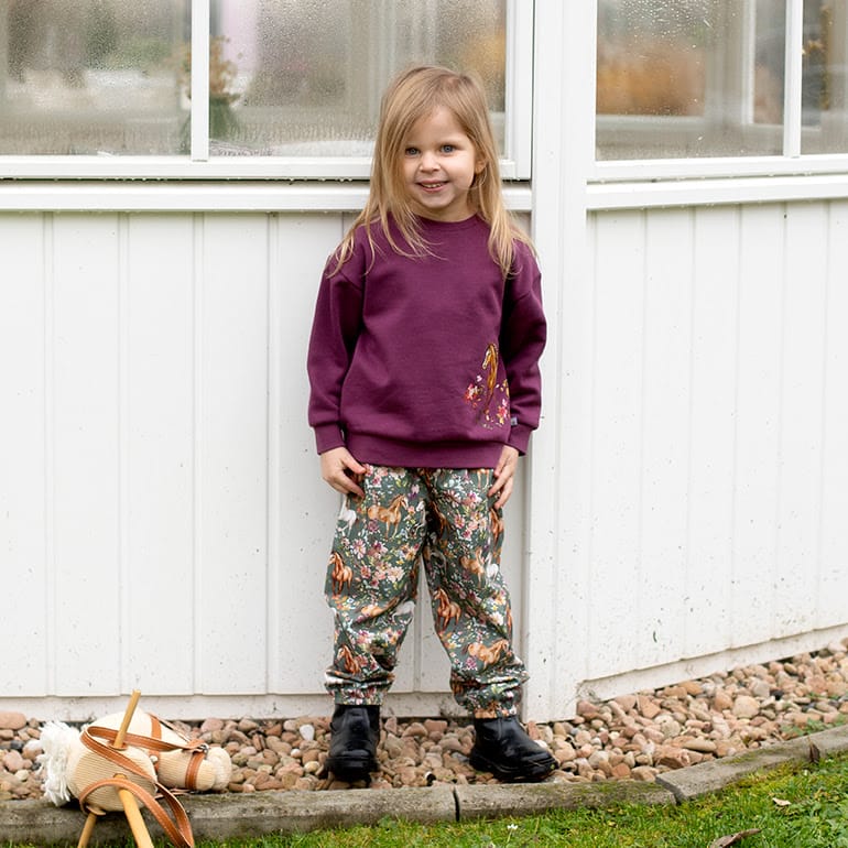 Hose mit Jerseyfutter und Pferdedruck in moss-aubergine