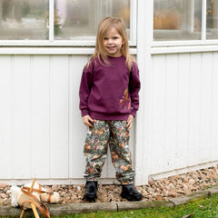 Hose mit Jerseyfutter und Pferdedruck in moss-aubergine