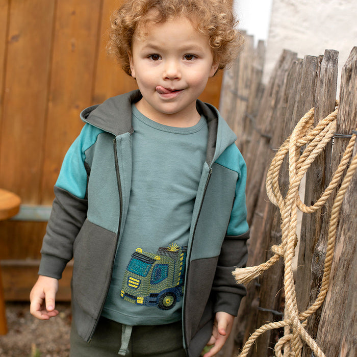 Junge trägt Colourblock Sweatshirt Jacke von Enfant Terrible