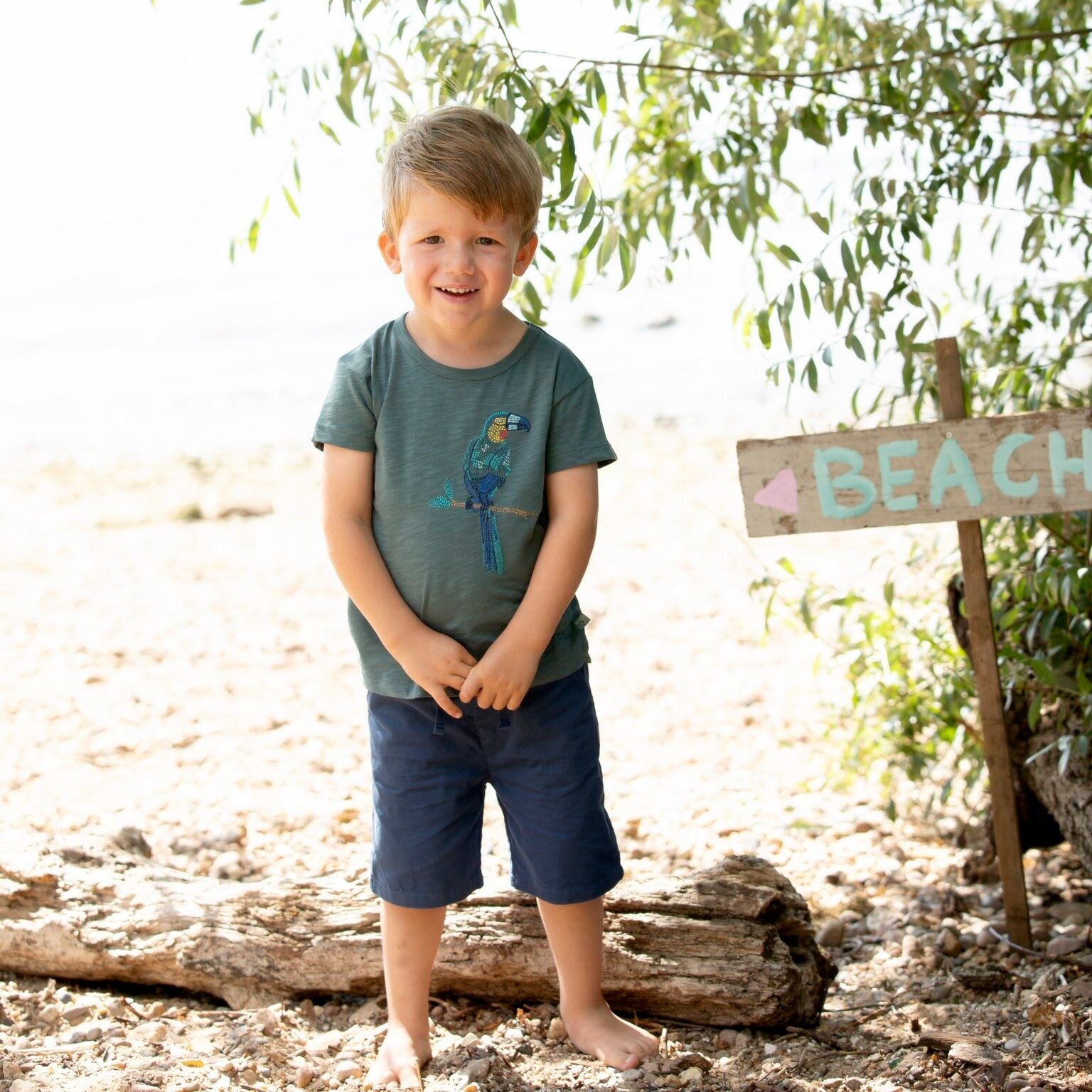 Kind trägt Shorts navy Alltag